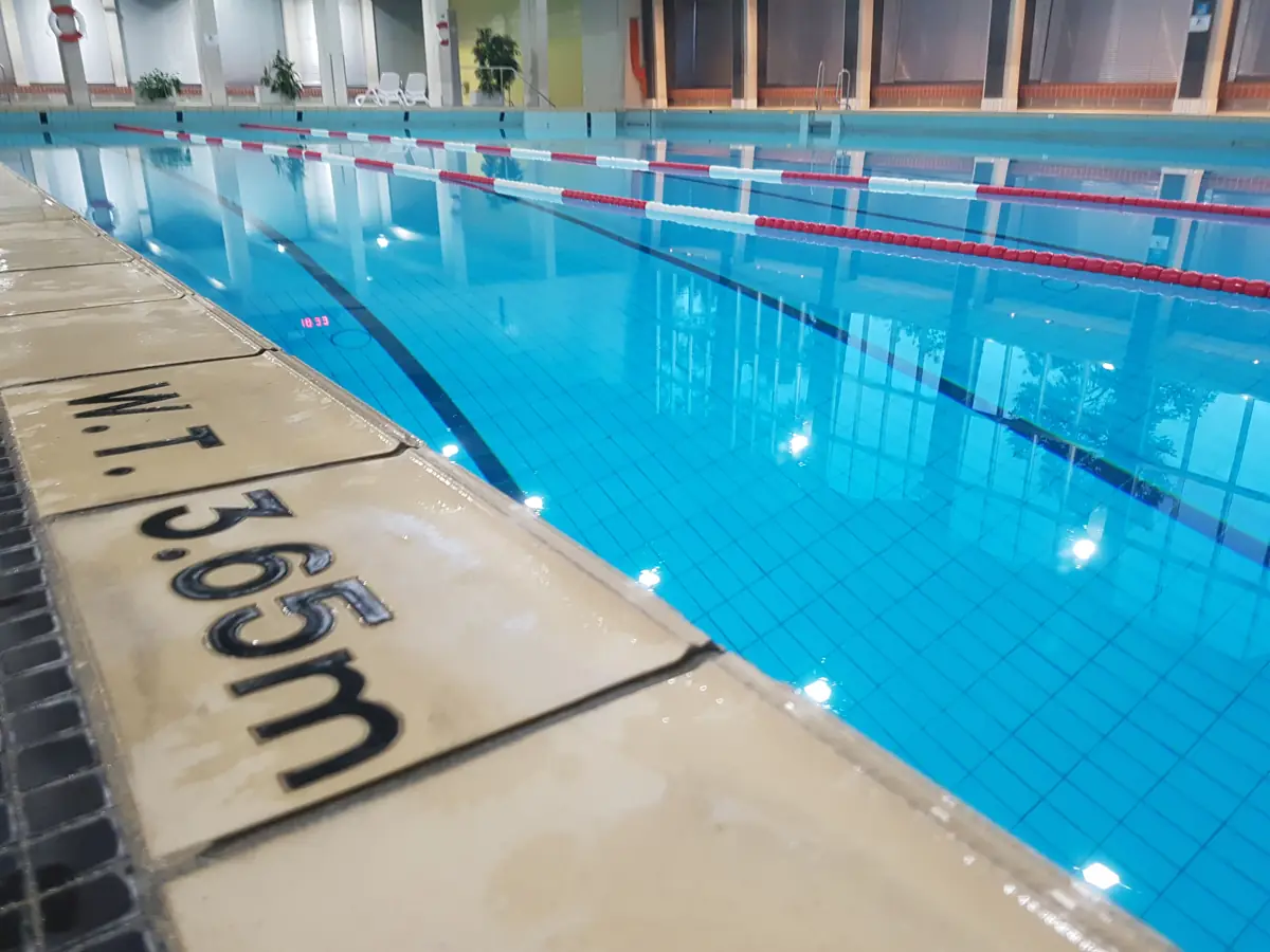 Schwimmbecken im Stadtbad Wilmersdorf I mit Bahnleinen